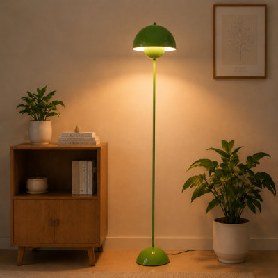 Lampe sur pied industrielle industrielle avec abat-jour vert pomme et interrupteur au pied