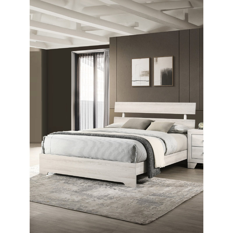 Grand lit rustique contemporain, plateforme avec structure à profil bas, chambre blanche délavée dans une boîte pour le lit et le style,