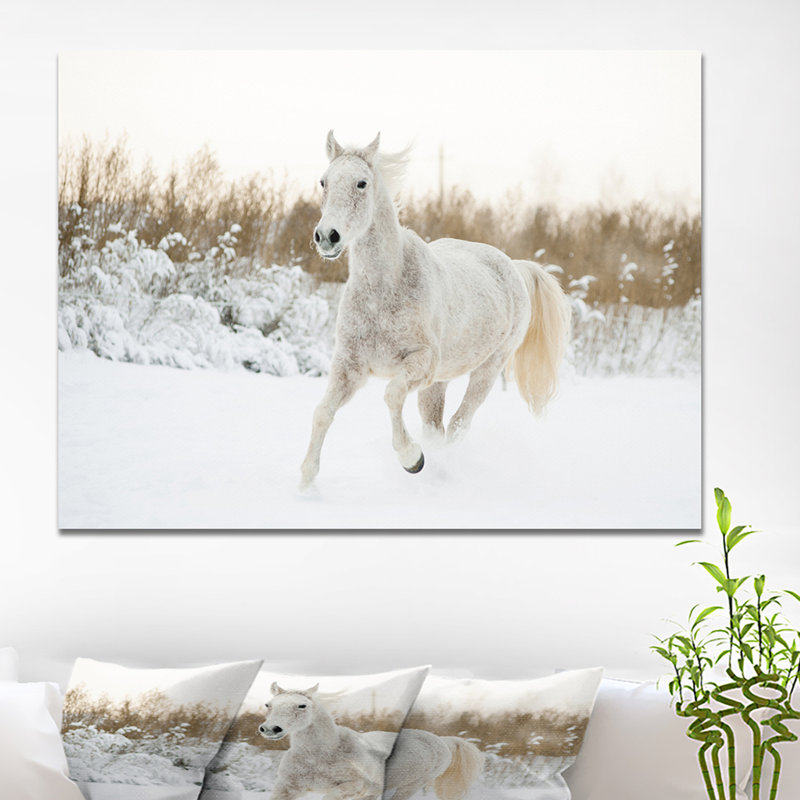 «Farmhouse White Horse Run in Snow», reproduction de photo sur toile tendue, H 30 po x l 40 po x P 1,5 po