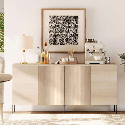 Buffet de style buffet cannelé 63 po - Crédence moderne à 4 portes avec tablettes réglables - Rangement spacieux pour la salle à manger, la cuisine ou le salon - Bar à vin, café ou console de vestibule parfait