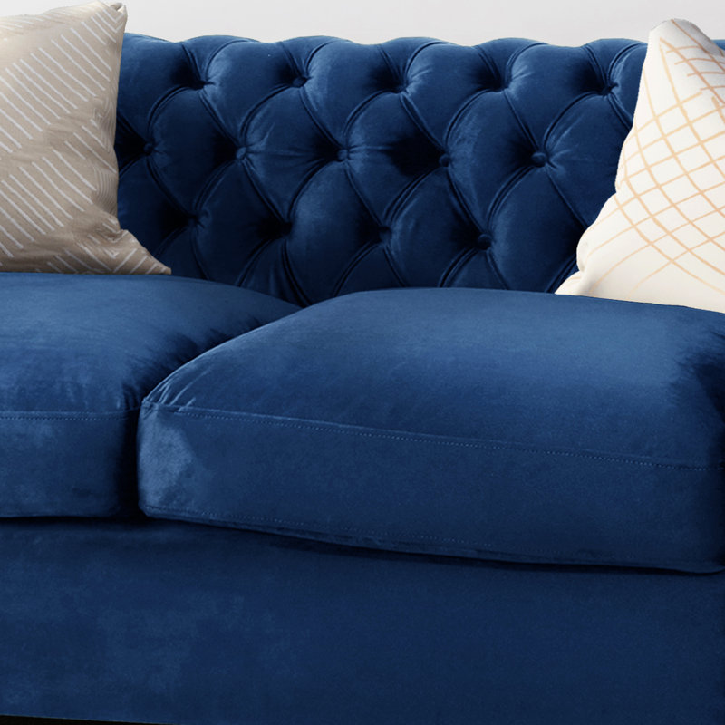 Velours bleu marine foncé pour un style de salon élégant avec des coussins moelleux
