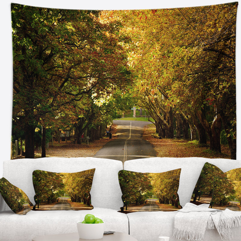 Tapisserie de polyester routier à travers de magnifiques arbres verts avec accessoires suspendus inclus, H 78 po x l 92 po