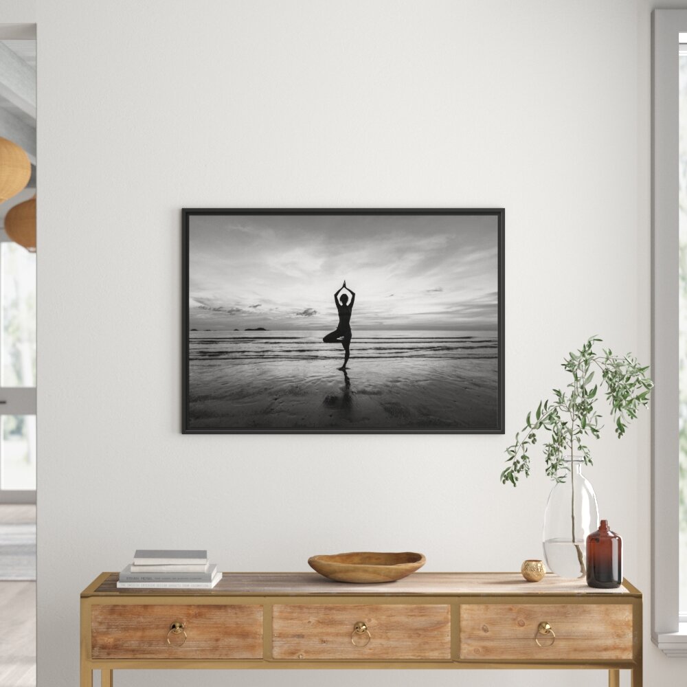 Gerahmtes Wandbild Yoga am Strand Kunst B&W