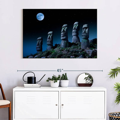 Lilie pleine lune sur statues Moai