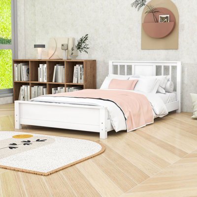 Lit plateforme simple en bois avec une conception élégante et discrète et une tête de lit fonctionnelle