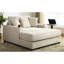 Chaise longue moderne de 140 cm avec revêtement en chenille crème, poste de charge et porte-gobelets pour des fins de semaine de détente dans des espaces de vie confortables.