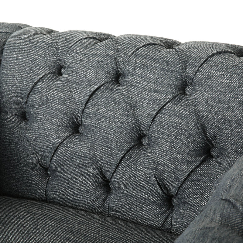 Élégant fauteuil club avec tissu gris anthracite, capitonnage à boutons profonds profonds, accoudoirs courbés, garniture cloutée, structure de pieds en bois de bouleau rafraîchissant, base intense