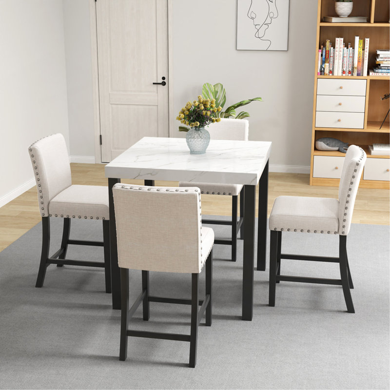 Il n'y a qu'une seule table dans une boîte.