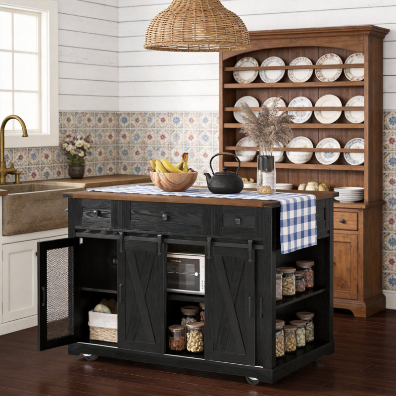 Îlot de cuisine de ferme avec station de charge et abattant, chariot de cuisine roulant de 58 po avec portes de grange coulissantes, support à épices et porte-verres, grande table d'îlot mobile avec rangement