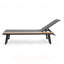 Chaise longue Waterloo avec table d'appoint en bois attachée, parfaite pour la détente en plein air et un élégant décor de patio