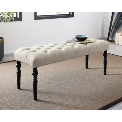 Banc de salle à manger en bois massif beige avec siège en tissu et pieds galbés, 122 cm (l) x 41 cm (p) x 50 cm (h). Assise capitonnée.
