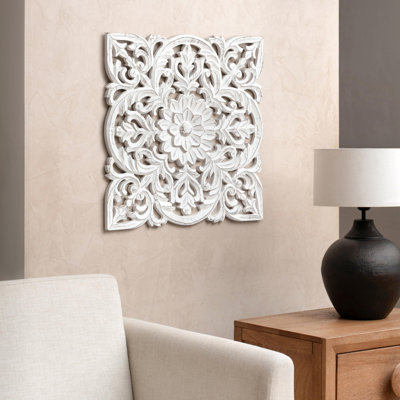 Médaillon mural rond Varinia 30" sculpté blanc vieilli à motif floral