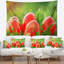 Paysage avec œufs de Pâques rouges et tapisserie d'herbe verte-28499528