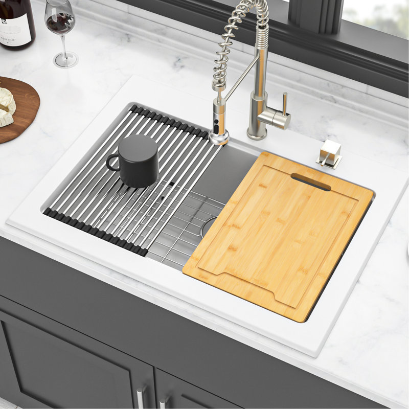 Station de travail encastrée en quartz blanc 30 x 22 po, surface non poreuse lisse et solide, munie de crépines de séchoir, fonctionnement silencieux, réduction de la saleté, planche à découper sur la grille inférieure