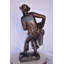 Statue Hern Cowboy tenant sa selle en bronze - Taille: L 20 po x l 14 po x H 35 po.