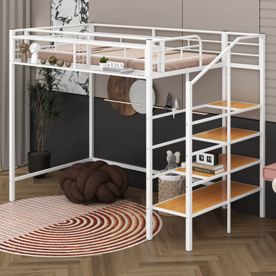 Lit mezzanine simple avec escalier et rangement, structure de lit mezzanine en métal avec tablette de rangement supérieure et escalier de rangement latéral