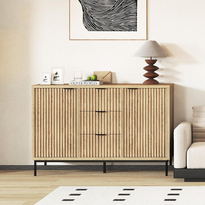Buffet cannelé avec 2 portes, 3 tiroirs et tablette réglable - chêne