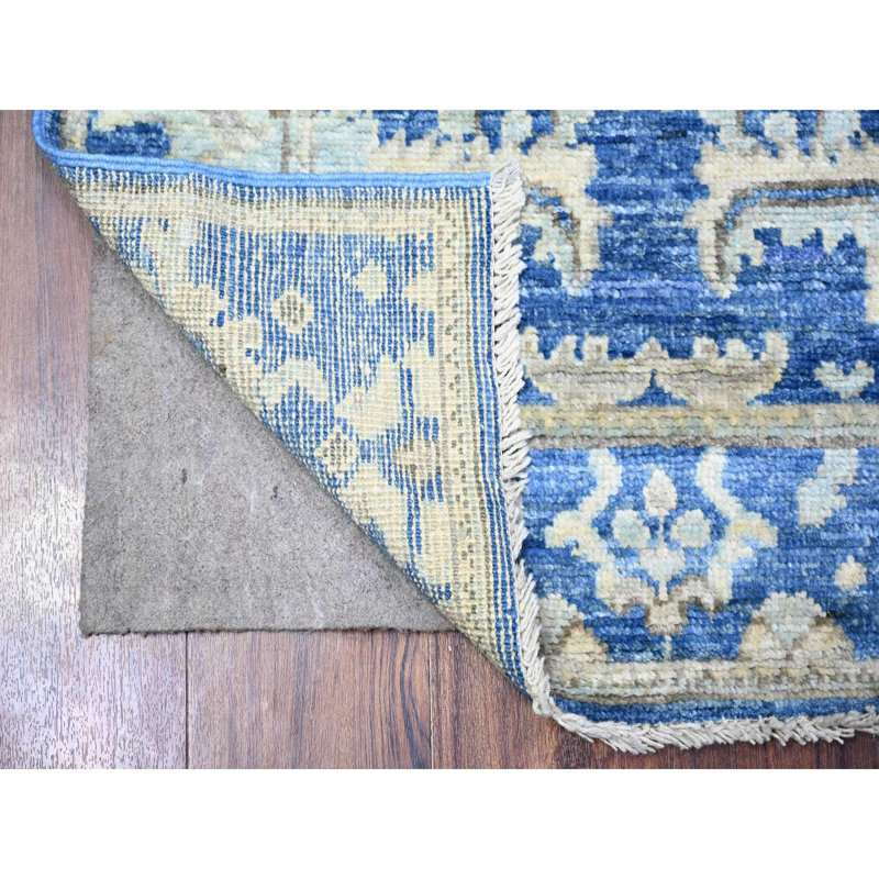 Tapis unique 2 pi 7 po x 7 pi 10 po Baranof