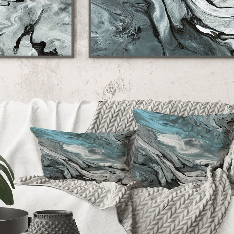 Coussin décoratif en marbre noir et bleu abstrait I, 18 po x 18 po