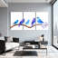 Oiseaux bleus sur une branche avec fleurs, ensemble de 3 impressions sur toile-647065730