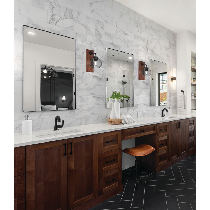 Applique murale Oxbridge montrée en noir mat et finition en métal aspect bois peint avec verre fumé de 5,75 po