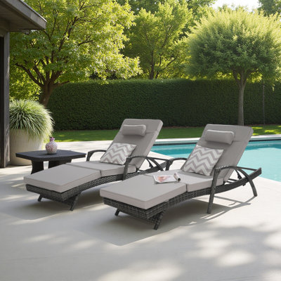 Ensemble de 2 chaises longues d'extérieur en osier avec coussins, chaise longue inclinable en osier pour bronzer jusqu'à 150 ° sur la plage, structure robuste