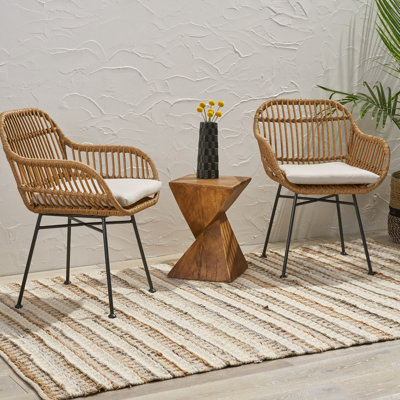 Chaises tissées artificielles avec coussins de deux chaises. Croquants et lignes modernes. Forme du siège. Doublures de coussin d'eau. Structure en acier dans une teinte noire polie. P 24,13 po x l 30,8 po. Brun + beige 2
