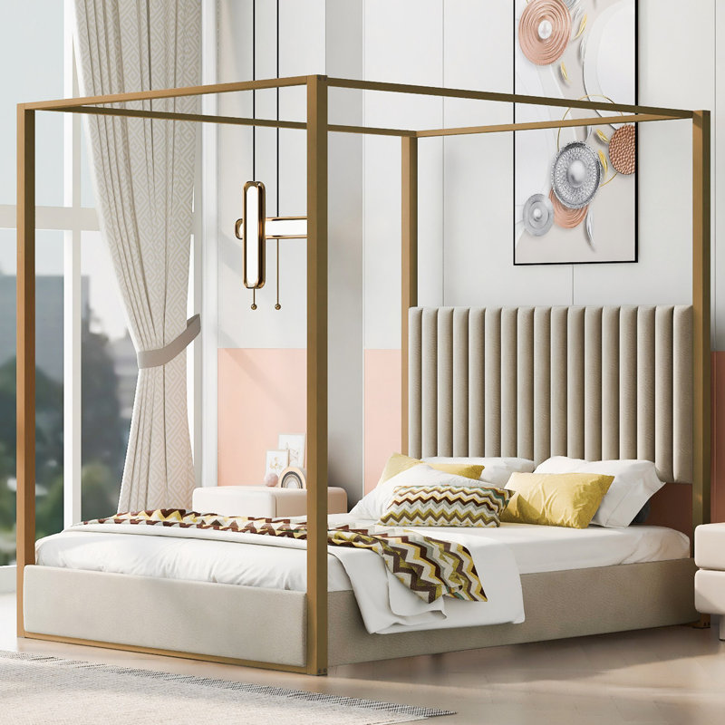Grand lit plateforme à baldaquin avec tête de lit et structure en métal, beige