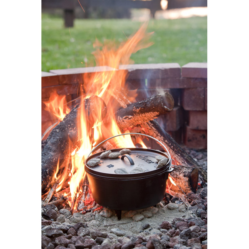 Lodge Cast Iron Round Dutch Oven, 7.6 L