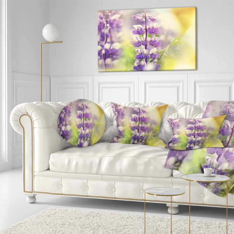 Coussin lombaire à fleurs près de lop