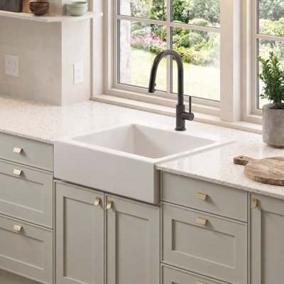 Évier de cuisine Parker 26 po en argile réfractaire blanche éclatante Quick-Fit® à encastrer, style ferme, à tablier frontal et à cuve avec 1 trou de robinet