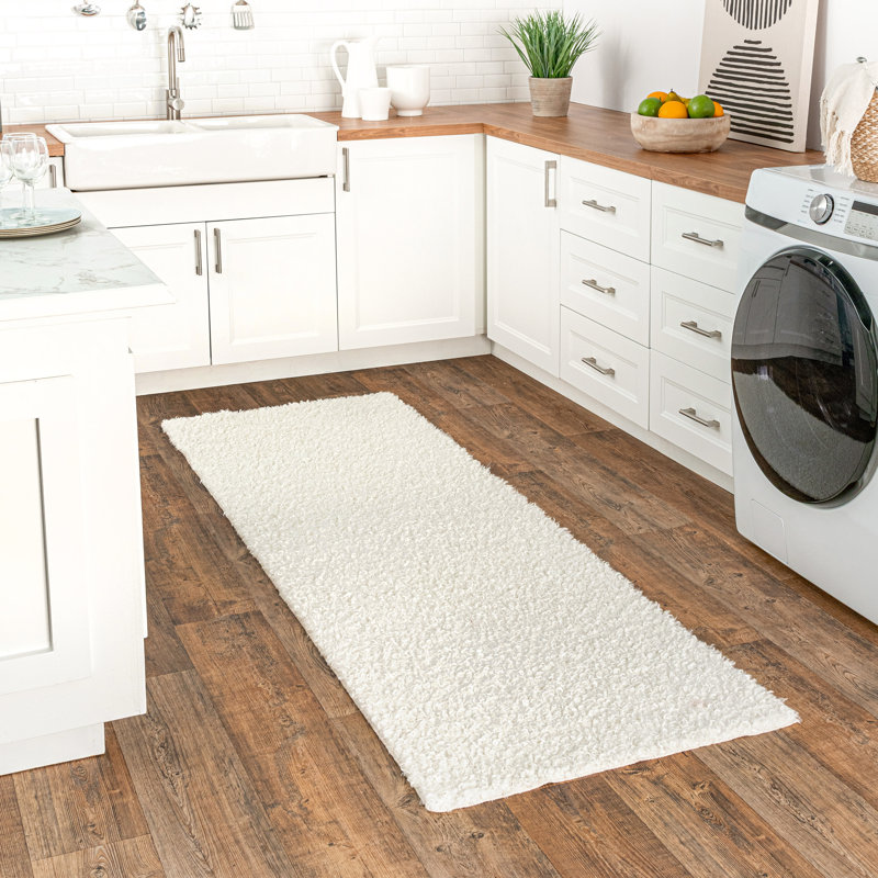 Tapis blanc en simili peau de mouton lavable à la machine Lluvia, Tapis de couloir 2 pi 6 po x 8 pi