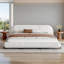Lit plateforme tapissier très grand classique blanc classique avec structure en tissu courbé et tête de lit épaisse