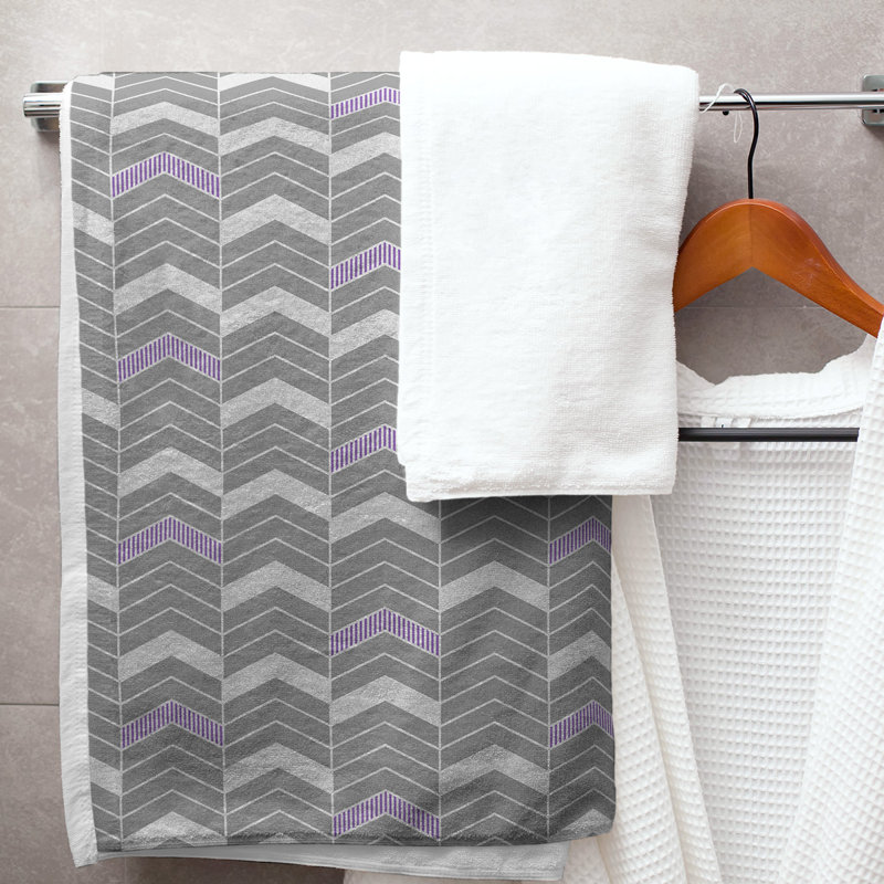Serviette de bain à chevrons alignés Stephenie, Gris / Bleu marine