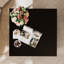 Table basse carrée en verre de 33,5 po, cadre géométrique luxueux, finition dorée et tablette inférieure