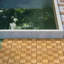 30 carreaux de terrasse imbriqués à carreaux, plancher de bois franc carré en acacia 12 "x 12" pour patio, banc, côté piscine-114239428