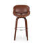 Élégant tabouret de bar pivotant avec structure en bois cintré et repose-pieds chromé, offrant confort et élégance.