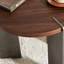 Table basse chic en noyer et en métal attrayante avec des matériaux
