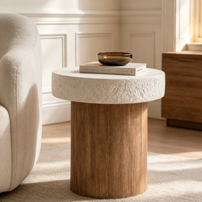 Table basse ronde beige, plateau imitation pierre et piètement cylindrique aspect bois