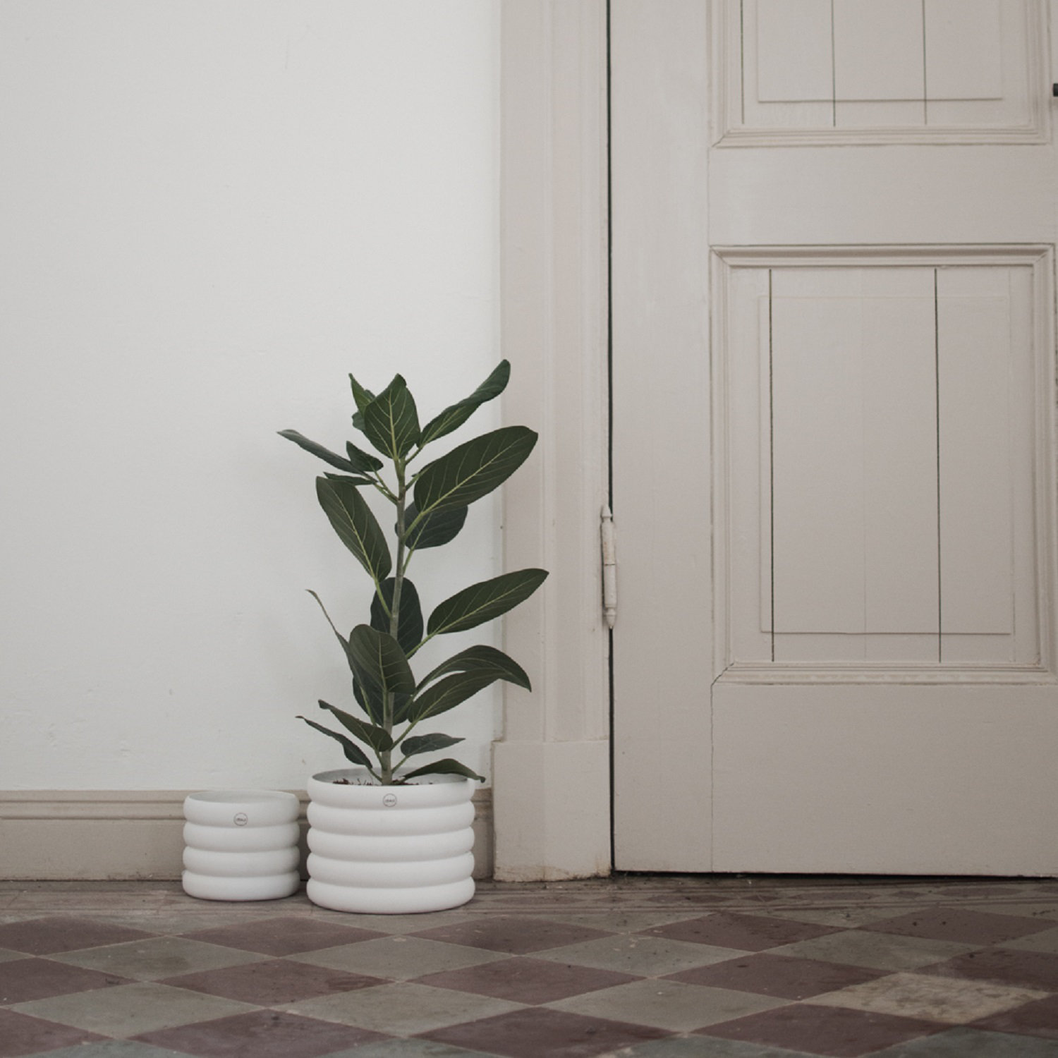 Ceramic Table Vase, 6.5" H x 7.87" W x 7.87" D