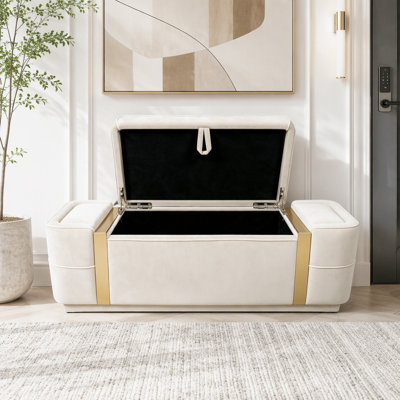 Banc de rangement moderne avec repose-pieds en velours et détails en métal doré