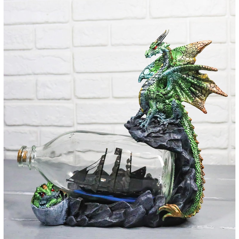 Dragon sur une falaise avec bateau pirate dans une bouteille en verre