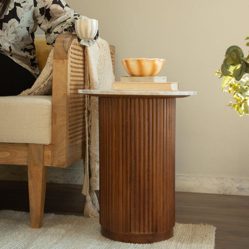Table d'appoint à plateau en marbre Elena avec base cannelée en bois massif, Beige/brun