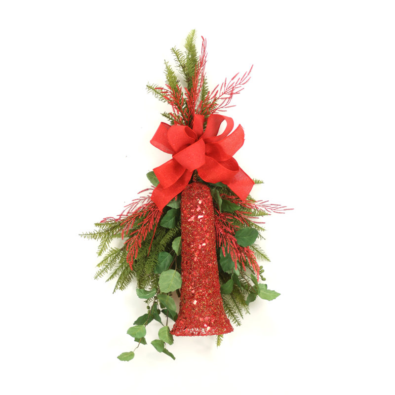 Cloche scintillante avec des branches de sapin et d'orme