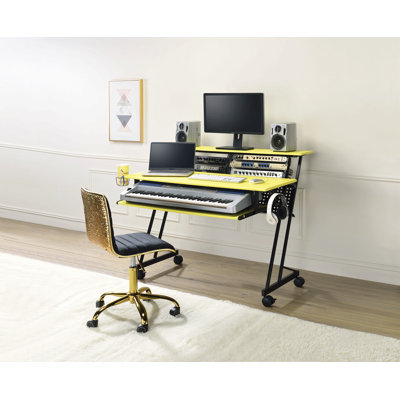 Bureau de studio d'enregistrement de musique jaune et noir
