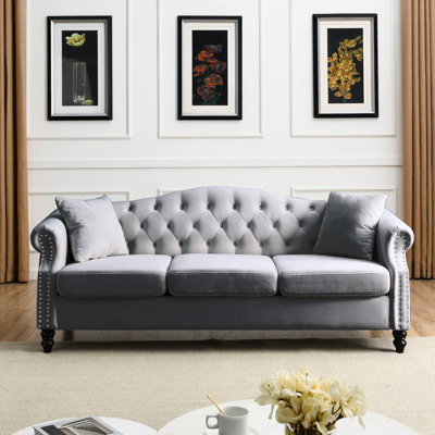3 + velours gris: combinaison de confort et de durabilité - confortable et élégant pour le salon, la chambre à coucher, le bureau. Structure en bois, coussins en mousse souple, garniture cloutée. 18 po de hauteur, 23 po de profondeur, 66 po