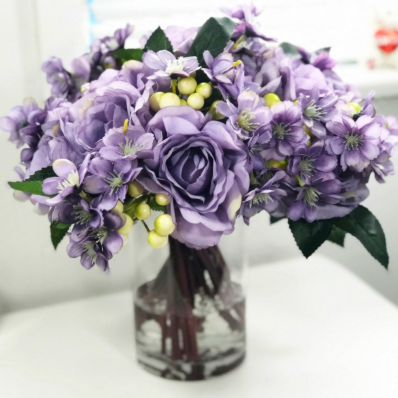 Agencement de rose et de fleurs mélangées en vase, Mauve