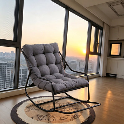Chaise berçante d'extérieur avec coussins épais et moelleux, structure noire et coussin gris pour le patio, le salon et le coin lecture