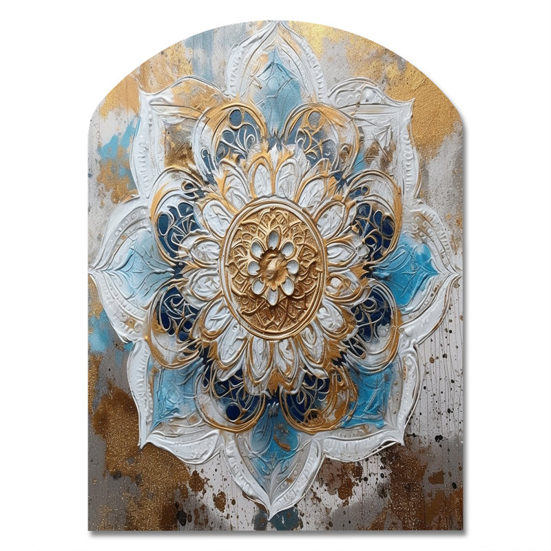 «Blue and Gold Mandala I» - Boho Mandala Arch, décoration murale en métal asymétrique traditionnelle, H 34 po x l 25 po