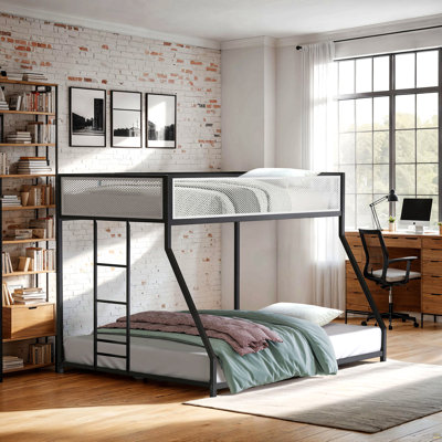 Lit superposé simple au-dessus d'un lit double en métal attaché prêt pour un matelas